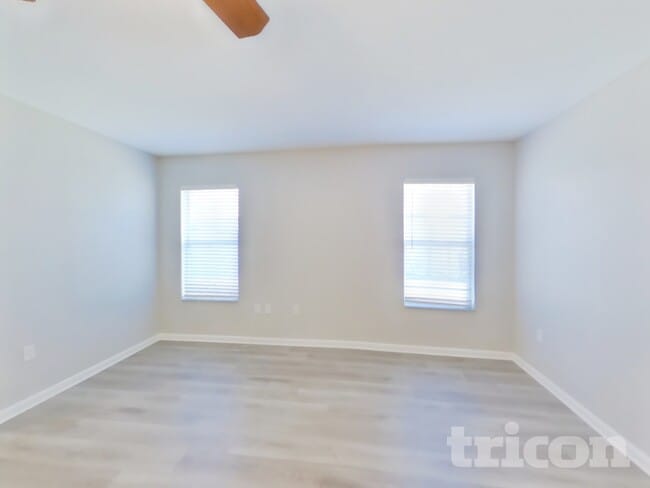 Photo - 2122 Center Way