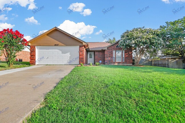 Move-In Special! Lovely 3/2/2 in Granbury! - Move-In Special! Lovely 3/2/2 in Granbury! Casa