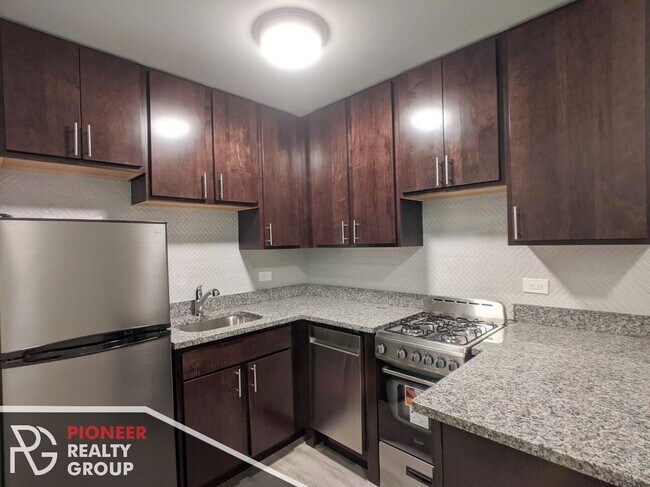 Building Photo - 1435 N Dearborn St Unit B3