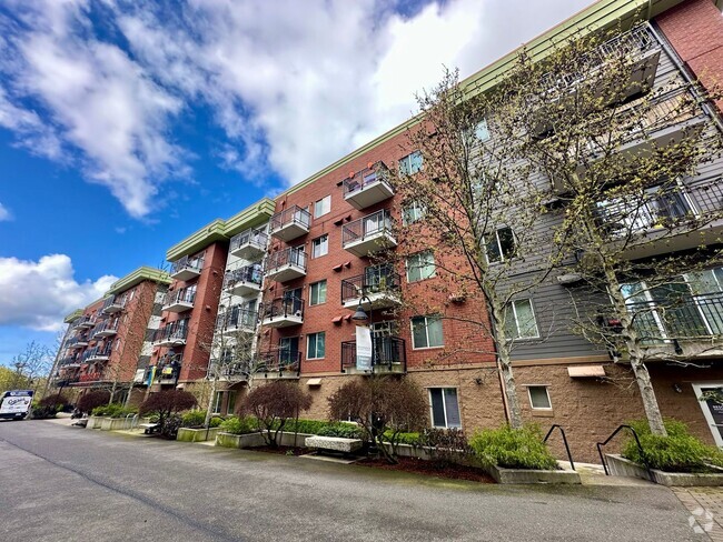 Building Photo - Ready Now! 1 Bedroom Condo located in Down... Unit 303