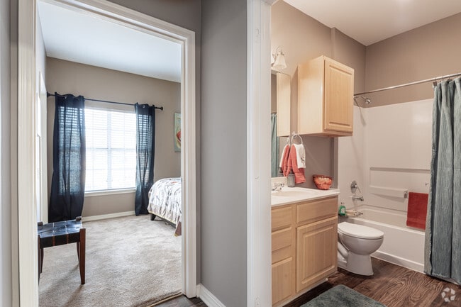 2BR, 2BA - 1,004SF
