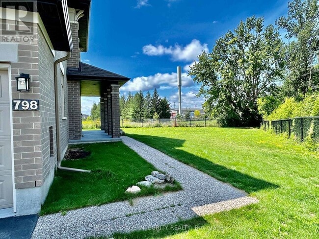 Photo - 798 Carnelian Cres