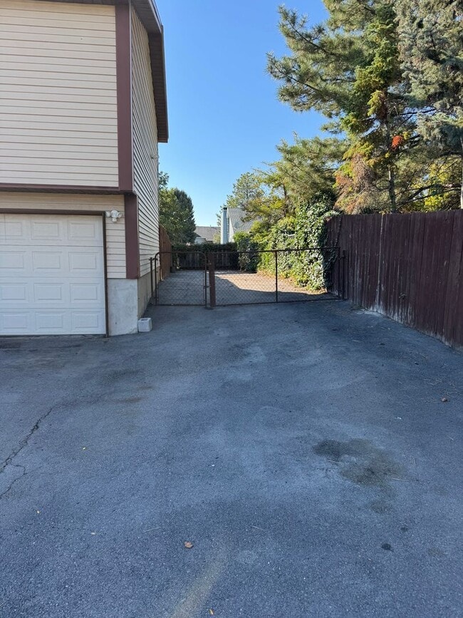 Photo - Beautiful 4-Bedroom, 2-Bath Home with Clas...
