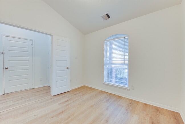 Photo - 2410 Lakecrest Town Dr