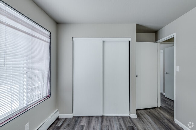 2 BR, 1 BA - 850SF