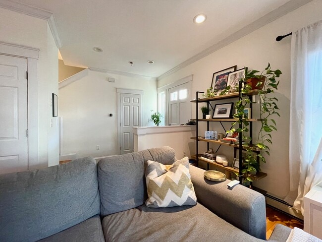 Entry way into living area - 38 Lourdes Ave