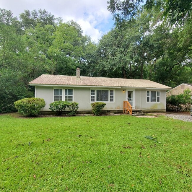 Spacious 3-Bedroom Home with Fireplace, an... - Spacious 3-Bedroom Home with Fireplace, an...