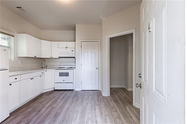 Photo - 987 Dimmock St SW