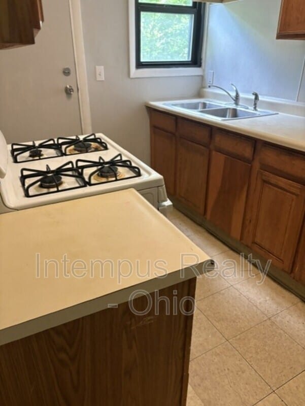 Photo - 915 Lakewood Ave