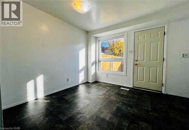 Photo - 210 Carlyle Dr