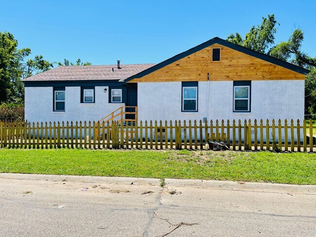 Photo - 555 E Harmon Dr