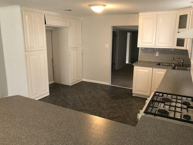 Photo - 1300 N Louisa Ave