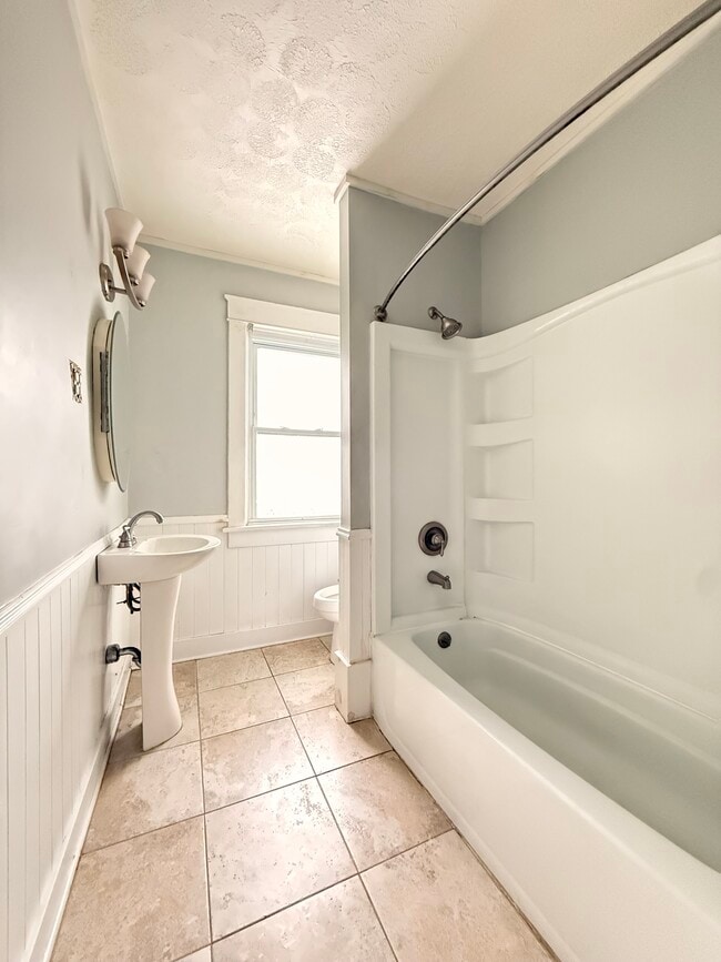 Full bath - 838 E 4th Ave