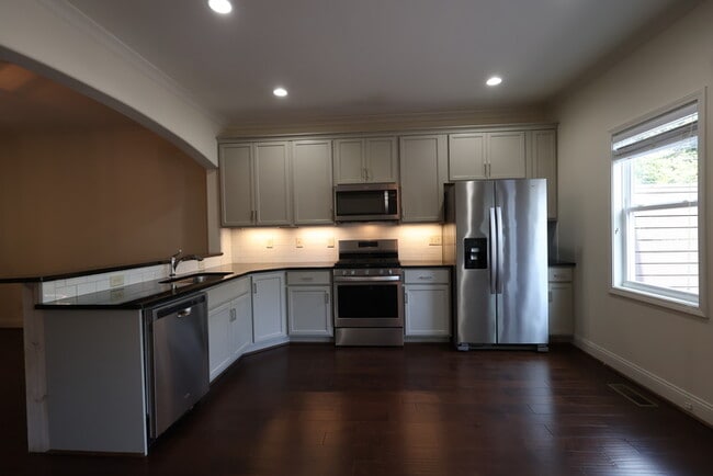 Building Photo - 962 Lennox Blvd Rental
