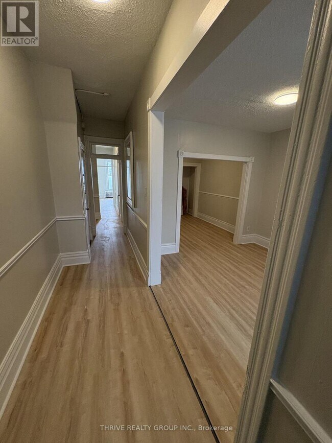 Photo - 466 Dufferin Ave