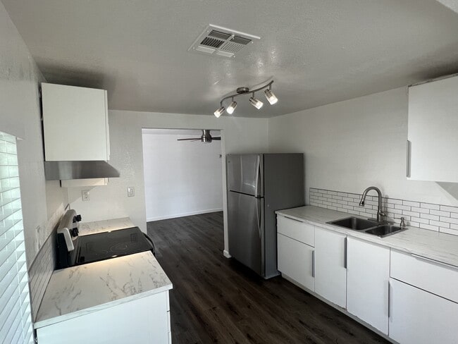 1445 E Taylor St Unit 2