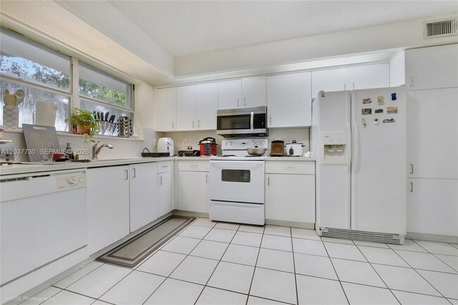 Building Photo - 2622 SE 19th Ct Unit 207-B