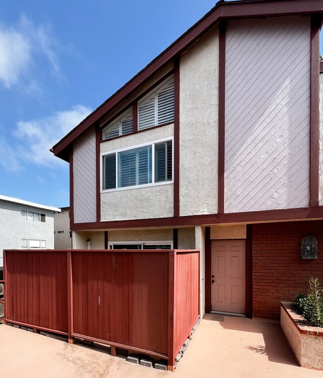 Building Photo - 2bd 2,5bath Townhome