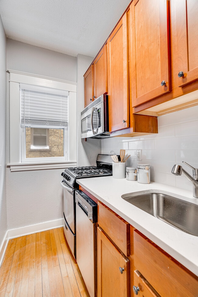 Brand New Renovated Studio - Brentwood Apartments