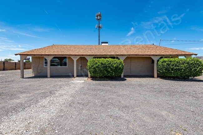 Building Photo - 3 BEDROOM HOME WITH LARGE YARD
