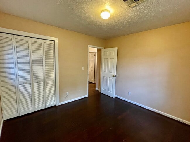 Three bedroom two bath close to the Northe... - Three bedroom two bath close to the Northe... House