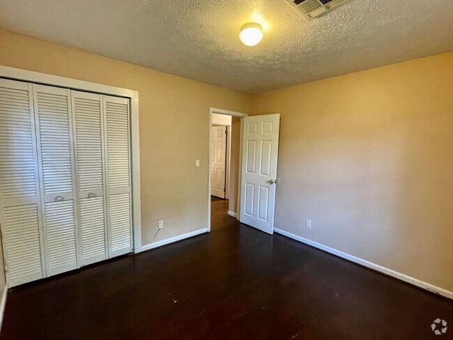 Building Photo - Three bedroom two bath close to the Northe... Rental