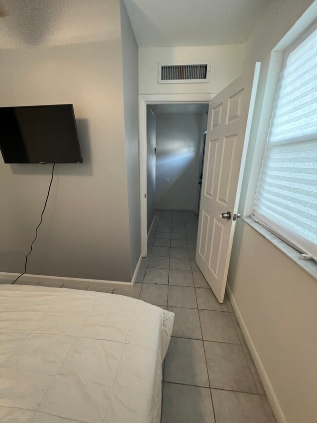 Photo - 7615 SW 18th St Unit Económico 2 cuartos 1 ban