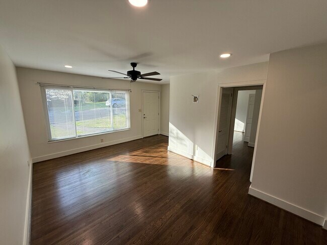 Living Room - 1865 Montclaire Ln Unit 1867