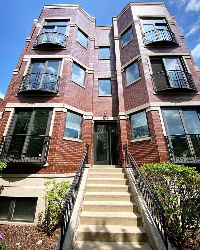 Building Photo - 2038 W Iowa St Unit 2W