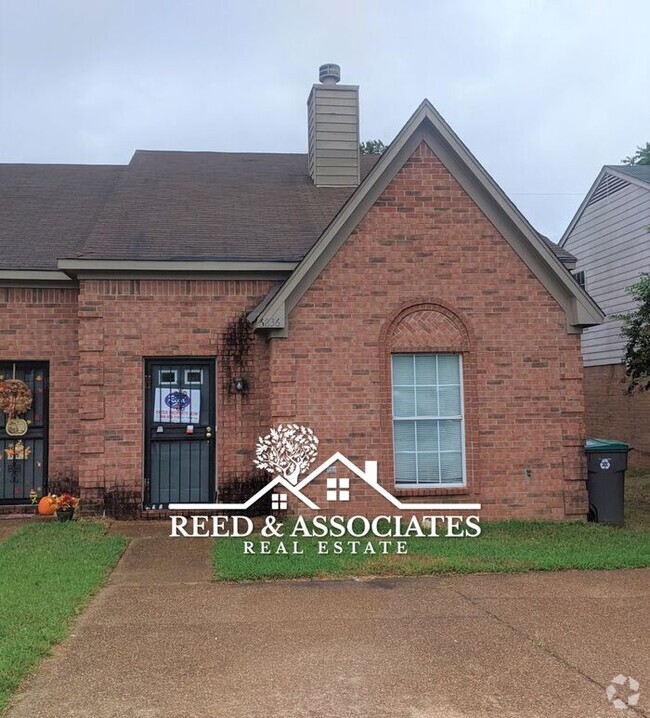 Building Photo - Spacious Townhome Located in Quiet Cove!