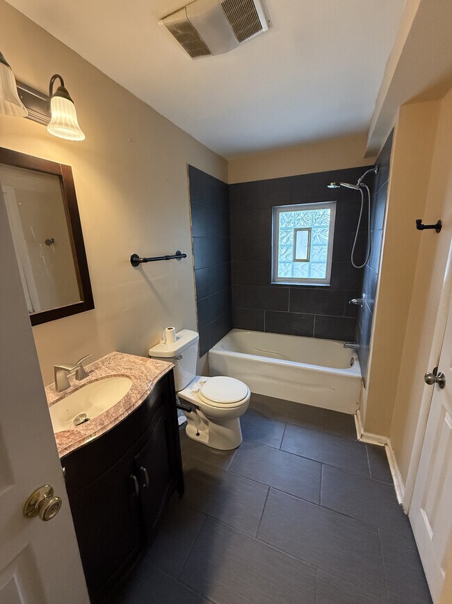 Baño principal - 1805 Southeastern Ave