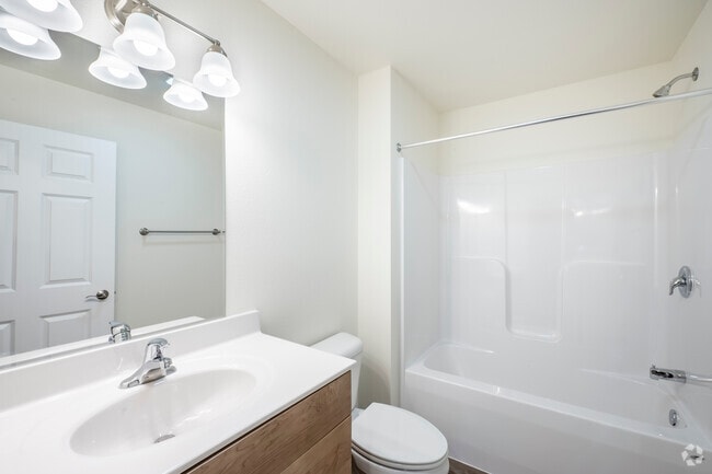 2BR, 2BA - 1068SF - Bathroom