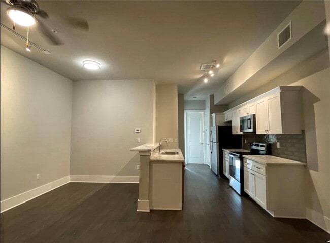 Building Photo - 2727 Houston Ave Unit 208