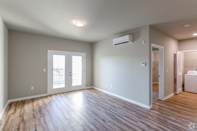 1BR, 1BA - 868 SF
