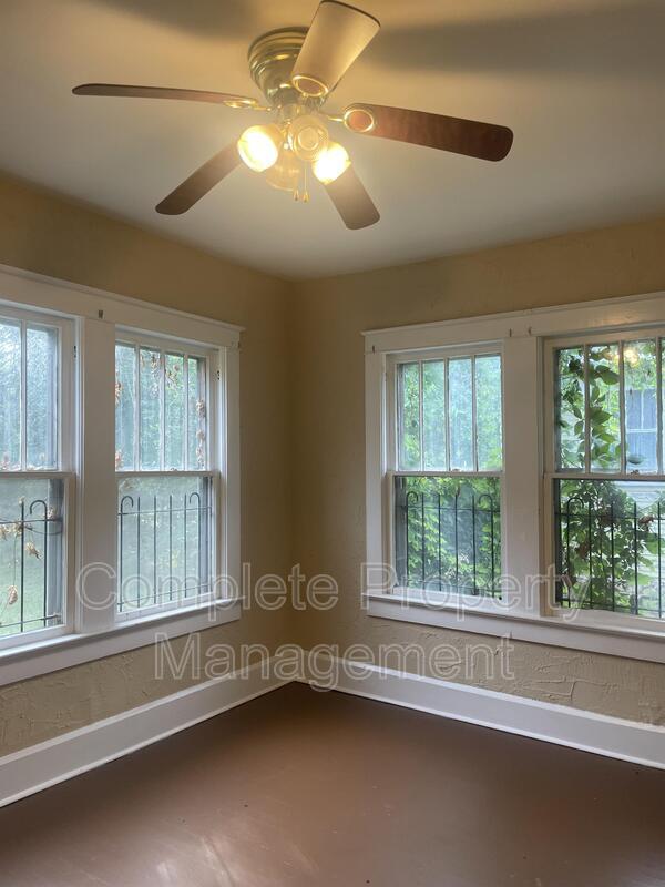 Photo - 921 7th Pl SW