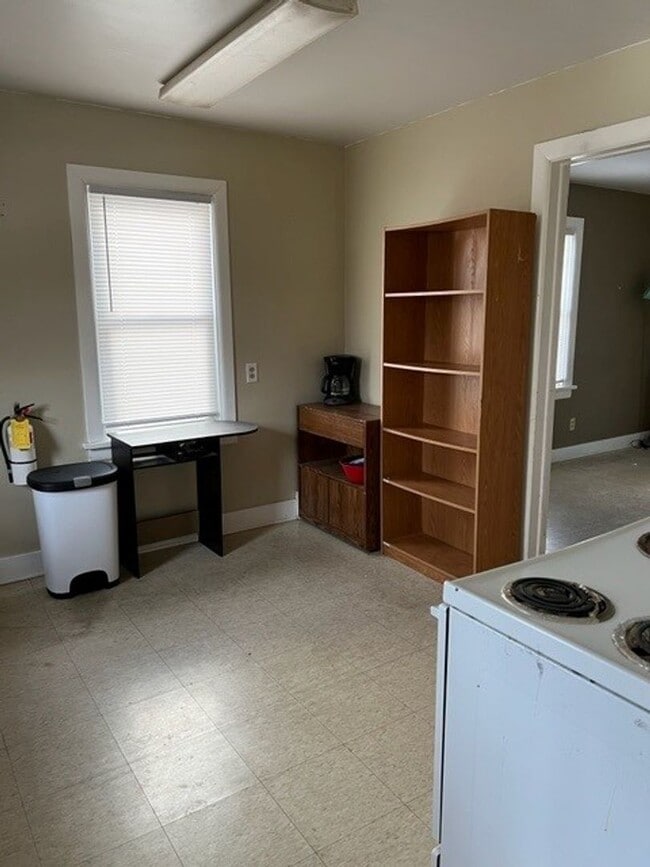 Photo - 5 Bedroom Home in Campus Area - Available August 1st