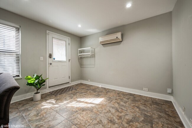 Photo - 2116 W Lyndale St Unit 1