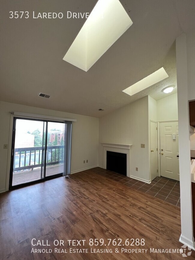 Building Photo - 2 Bed 1 or 1 .5 Bath Spacious Apartment Ho... Unit 1