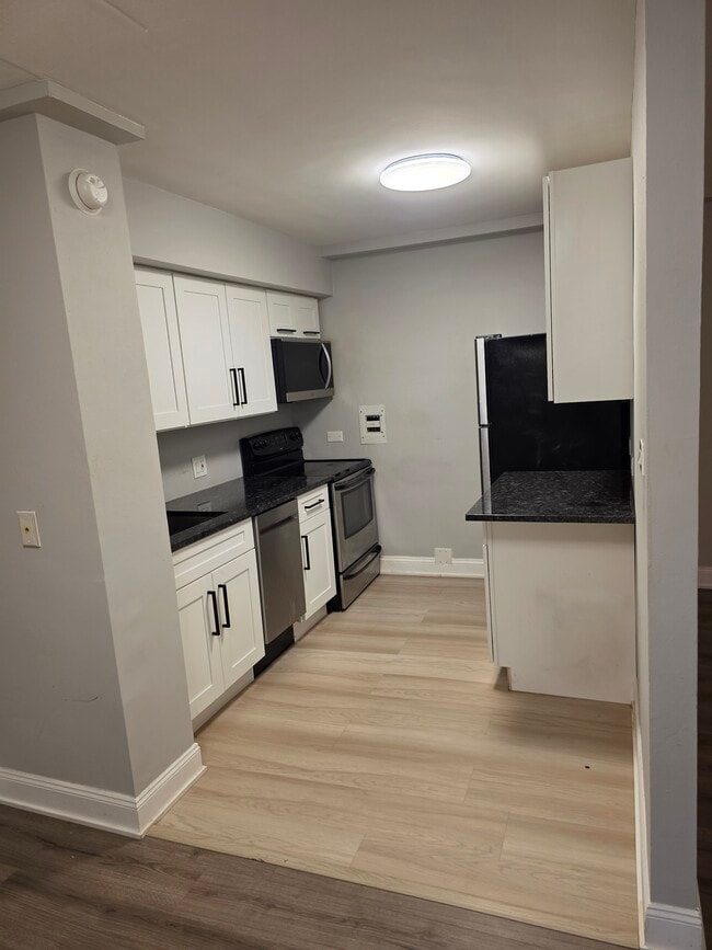 Building Photo - 2025 W Granville Ave Unit 104