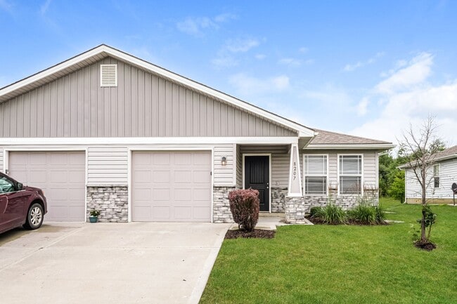 Building Photo - 3 BR/2BA | Newly Renovated Single Family Home | 1-Car Garage | Large backyard|Community Pool!