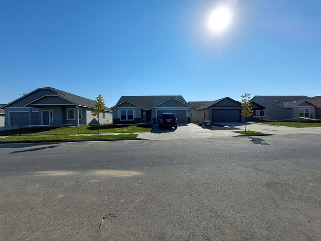 Building Photo - Brand New 3 bed 2 bath house