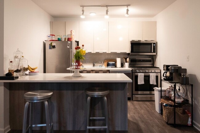 Building Photo - Massive Condo Quality 2 Bed / 2.5 Bath Duplex Down in Wrigleyville! Unit 102