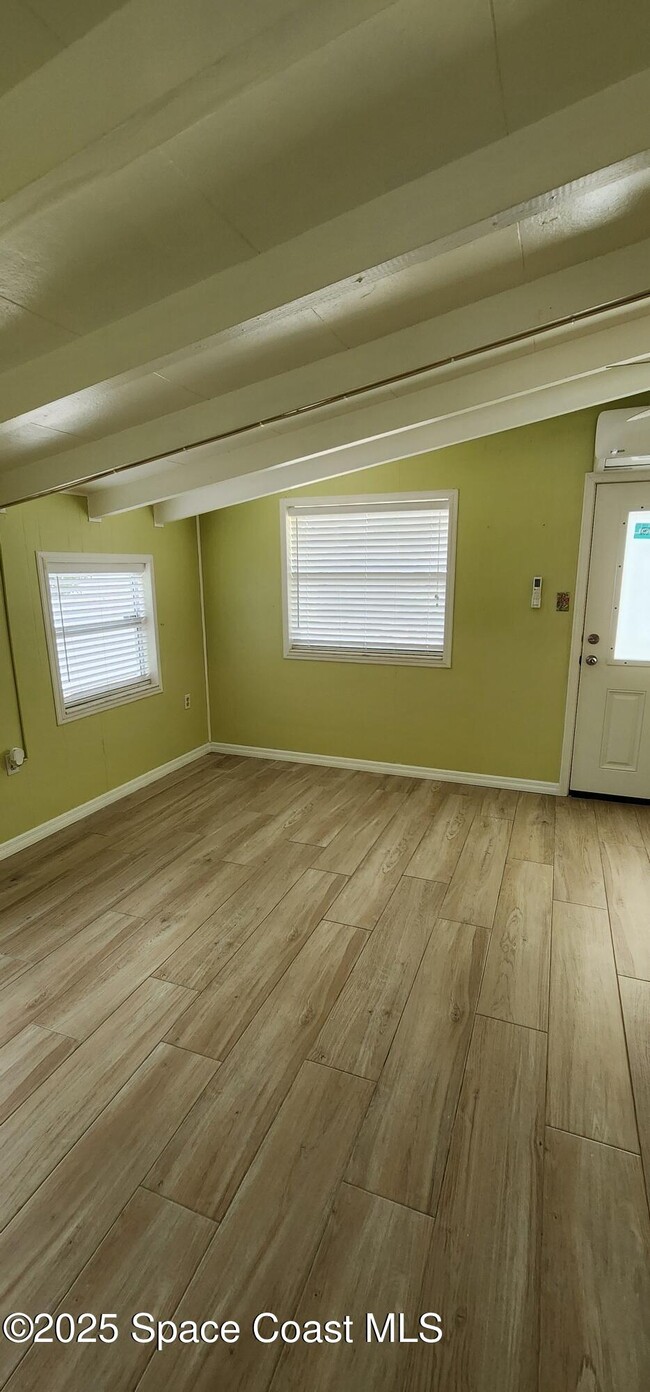 Photo - 833 Cronin Ave