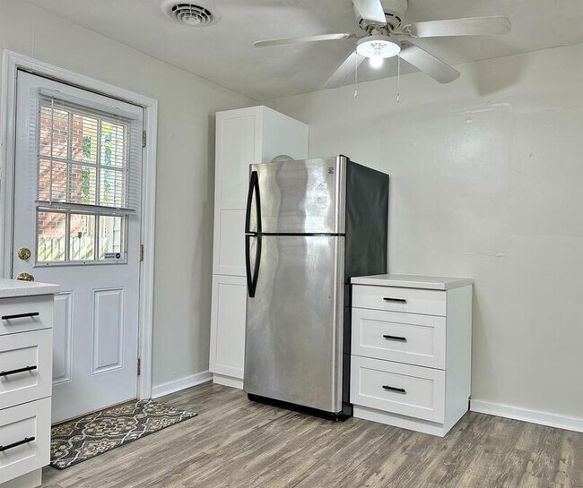 Photo - 852 W 48th St
