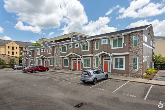 Building Photo - 3 bed/3 bath luxury townhouse walking dist...