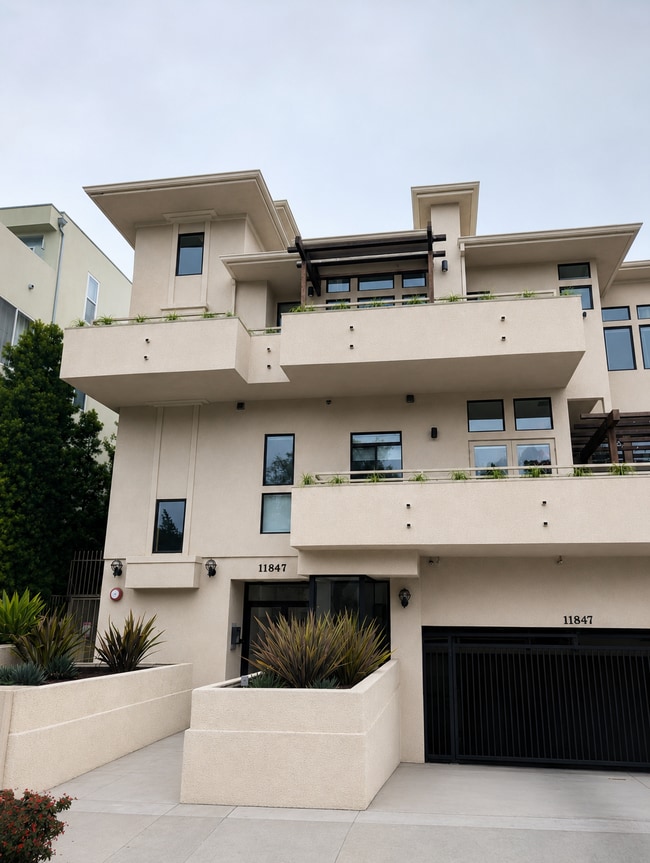 Building Photo - 11847 Laurelwood Dr Unit 305