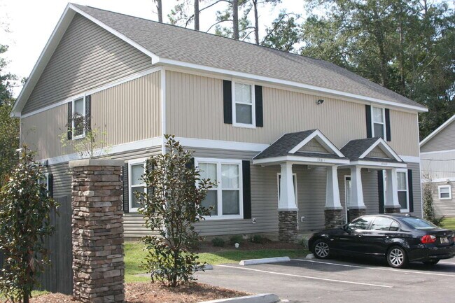 Photo - Hamptons on High – 4 Bedroom / 4 Bathroom Student Townhome Near FSU & TSC!