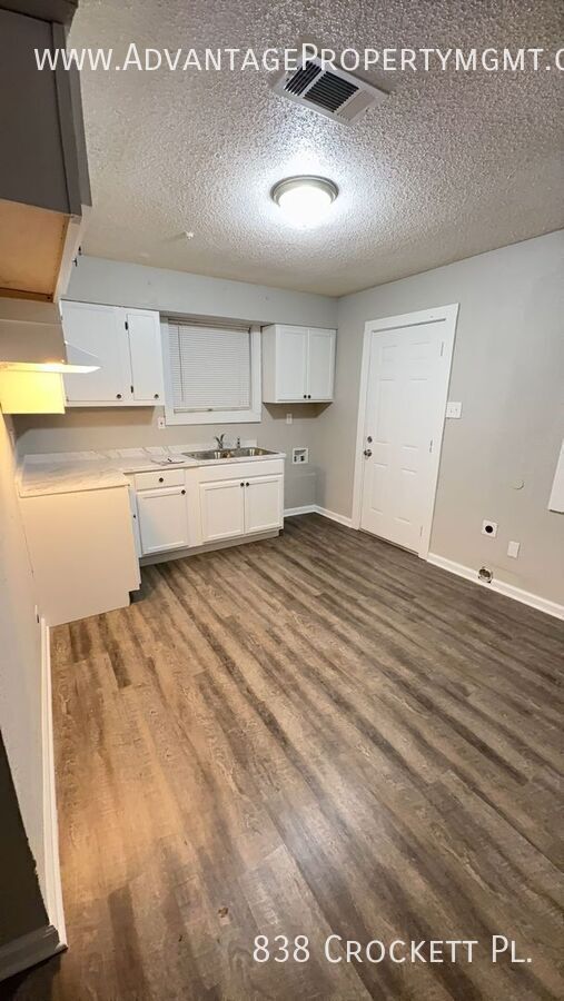 Photo - 838 Crockett Pl