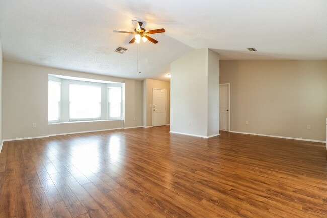 5113 Gardendale Ln