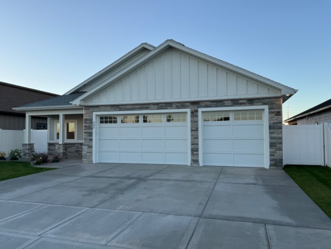 Building Photo - 405 Glade Lp Rental
